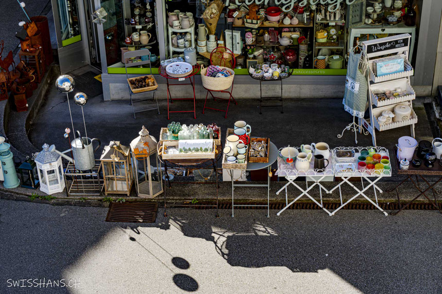 Bunte Auslage vor einem der Geschäfte in der Hauptgasse Appenzell