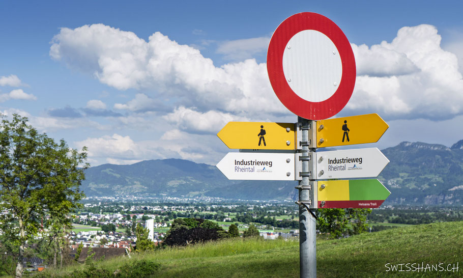 Blick auf das Rheintal bei Rebstein mit Wegweiser Themenweg Industrieweg Rheintal