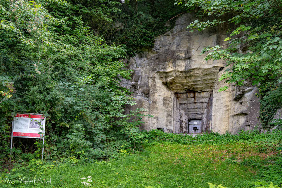 Schiessscharte mit Infotafel der Festung Heldsberg.