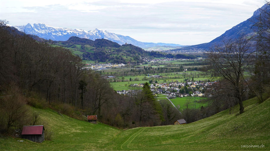 Blick auf das Rheintal mit dem Ortsteil Mäls und die Burgruine Wartau