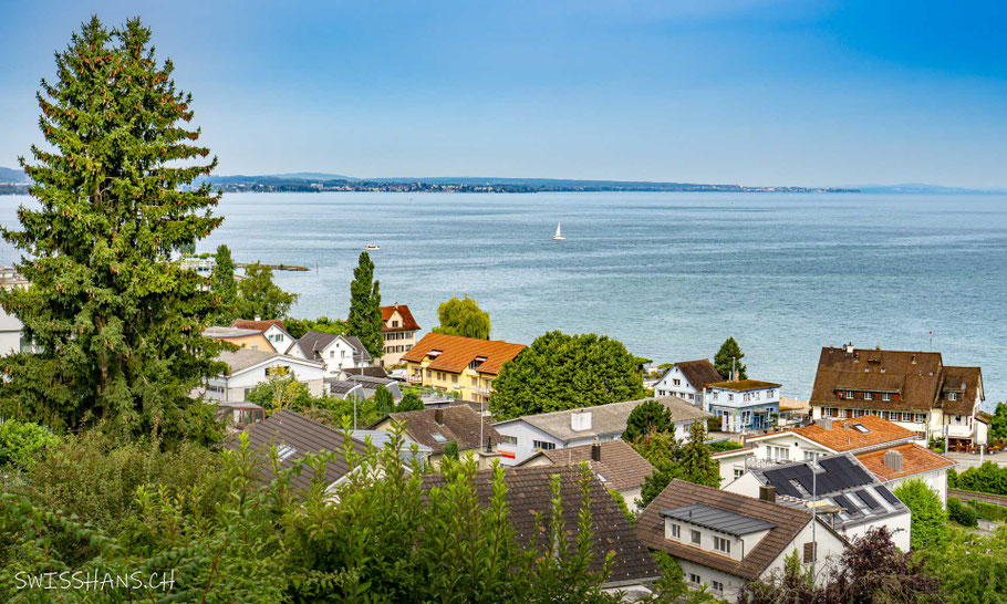 Aussicht auf Häuser von Staad SG, dem Bodensee und dem gegenüberliegenden Bodenseeufer