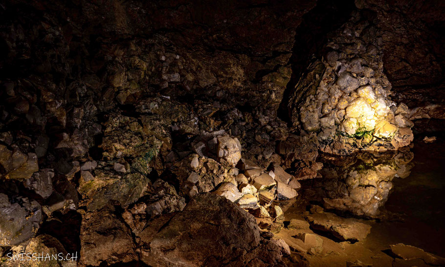 Gestein und Kristalle in der Kristallhöhle Kobelwald
