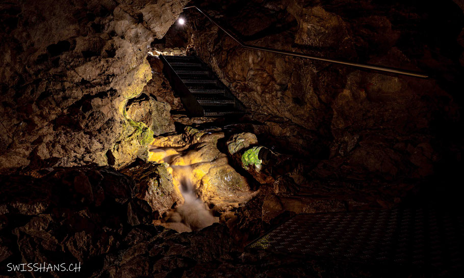 Felsformationen Treppe und Geländer in der Kristallhöhle Kobelwald