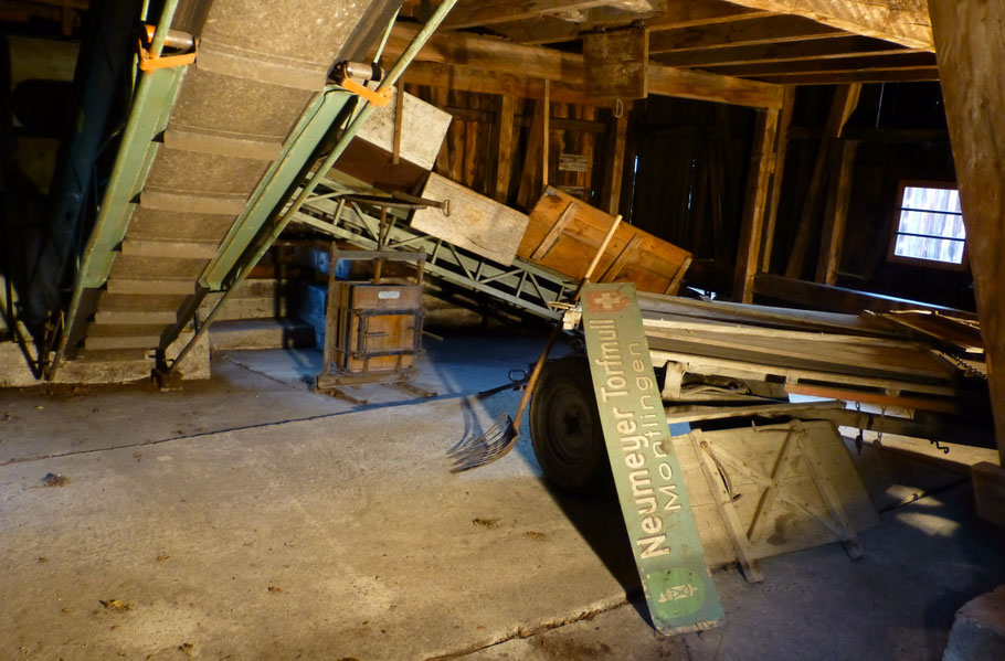 Arbeitsgeräte und Förderband in der Schollenmühle Altstätten