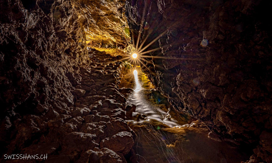 Höhlenbach mit Weg in der Kristallhöhle Kobelwald, Oberriet