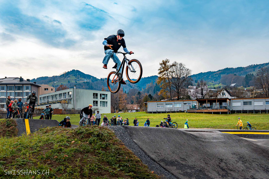 Pumptrack Altstätten. Im Vordergrund ein besonders talentierter Springer mit seinem Bike
