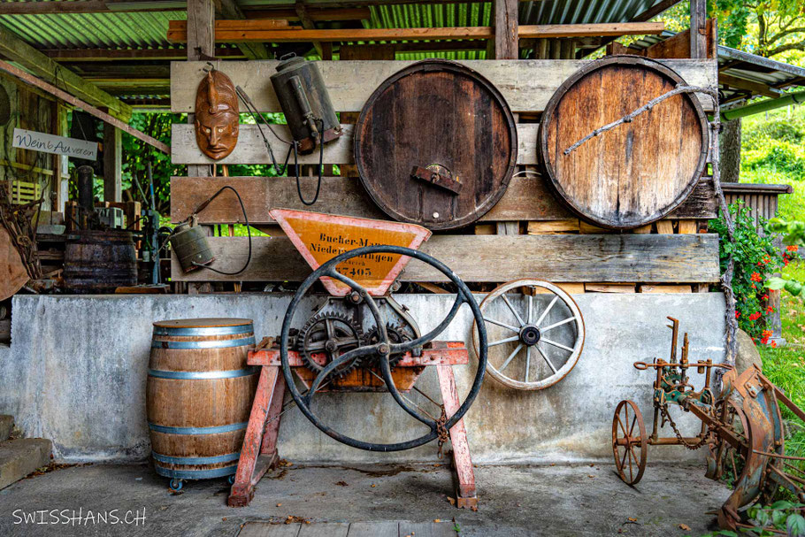 Ausstellungsstücke zum Thema Weinbau des Weinbauvereins Au am Monsteiner Rebweg
