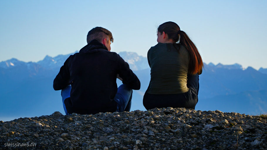 Ein Paar sitzt auf dem Felsen beim St. Anton