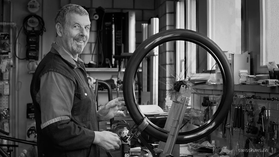 Veloflicker Gmünder aus Marbach in der Werkstatt flickt ein Rad