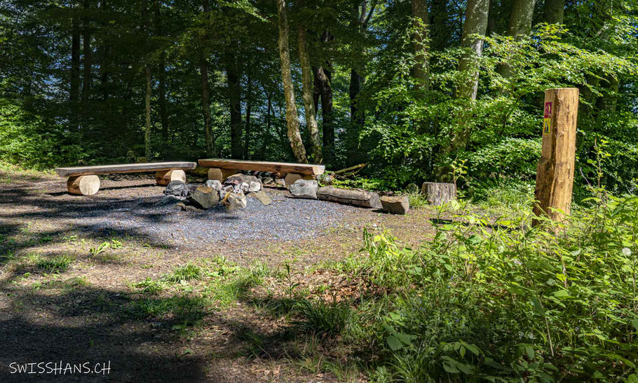 Grillplatz mit Feuerstelle und Sitzbänken