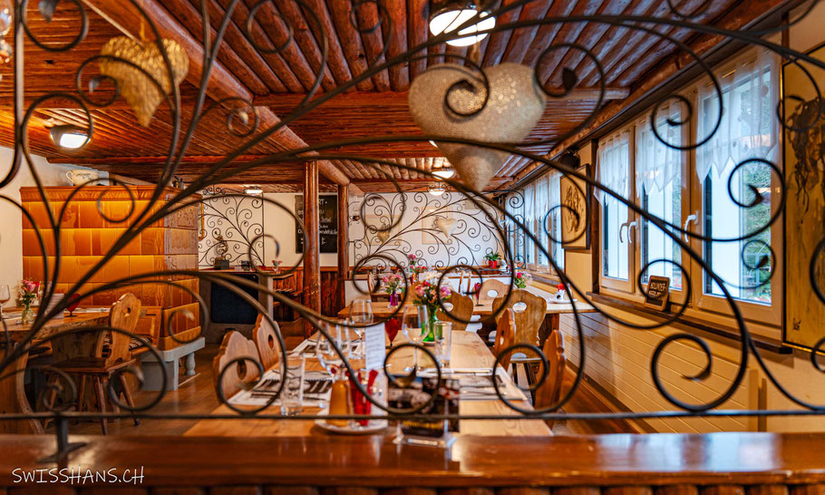 Gaststube mit Schmiedeisen-Verzierungen im Restaurant Seeli