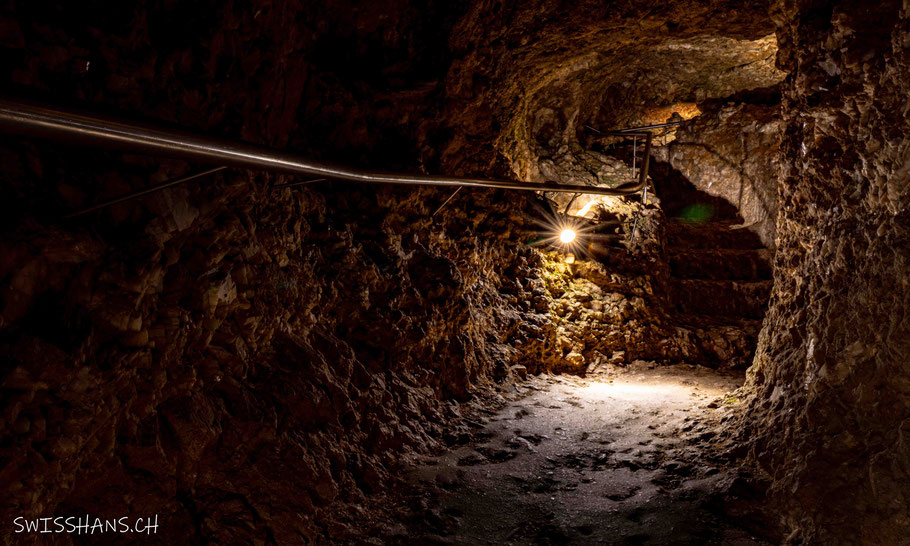 Handlauf und Lampe in der Kristallhöhle Kobelwald, Oberriet