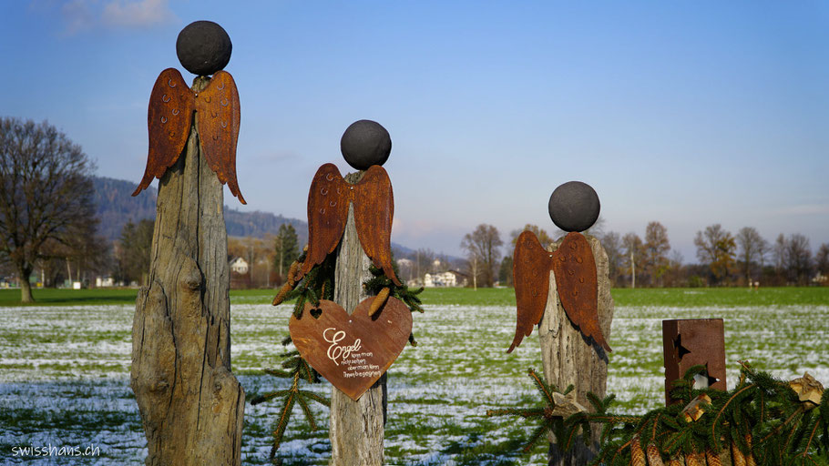 Drei gebastelte Engel aus Schwemmholz und rostigem Metall beim Adventsweg Rebstein - Balgach