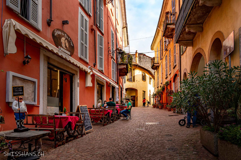 Via Felice Cavallotti mit Esstischen der Trotteria da Elia e Ugo