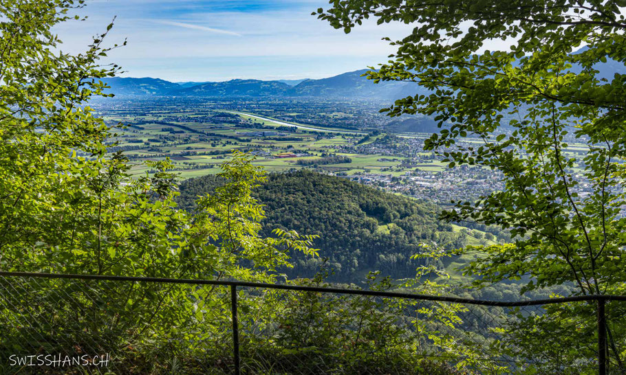 Aussichtspunkt Salchet, Zaun und Aussicht auf das Rheintal.
