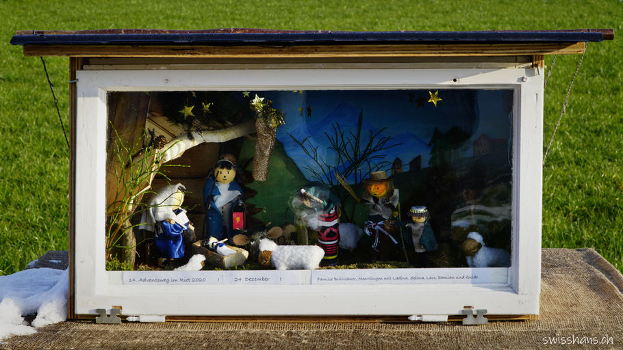 Schaukasten mit gebastelter Krippe und Krippenfiguren am Adventsweg