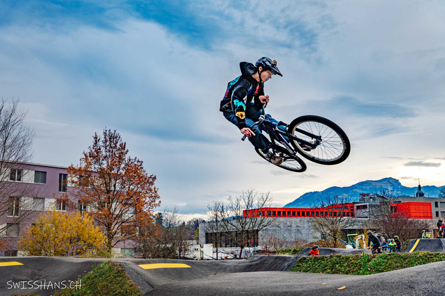 Pumptrack Altstätten. Junger Springer mit seinem Bike fliegt durch die Luft