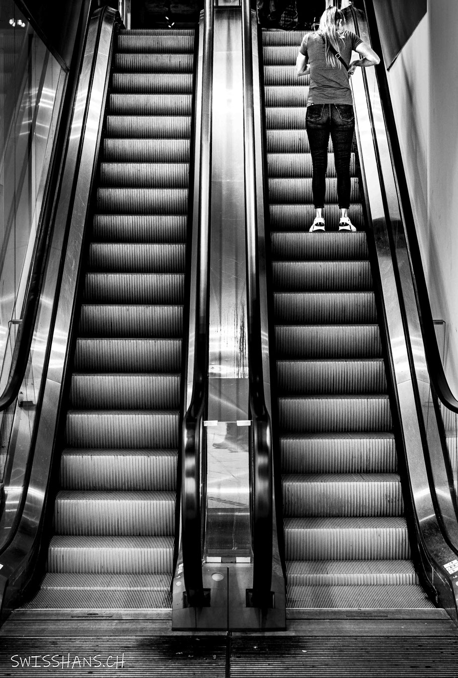Rolltreppe mit Frau
