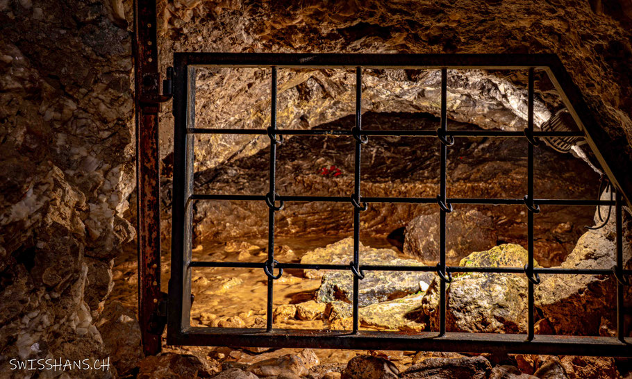 Absperrgitter in der Kristallhöhle Kobelwald