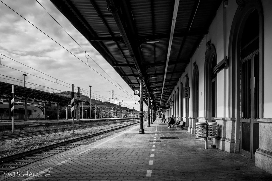Bahnhofperron im Bahnhof Luino