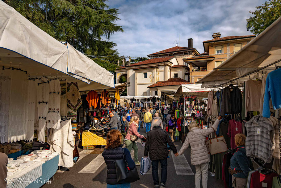 Marktstände am Markt von Luino.