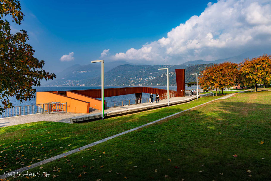 Uferpromenade von Luino mit Park und Steg