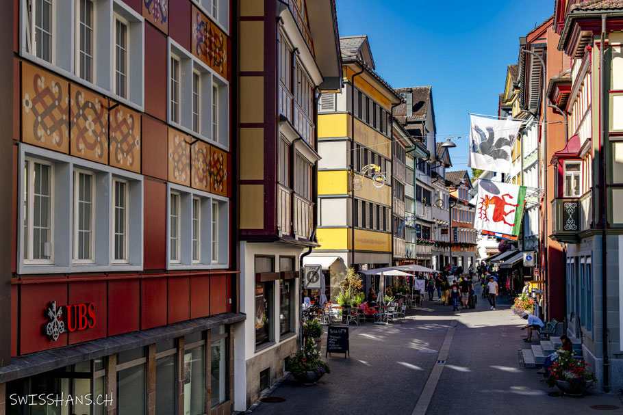 Blick auf die Hauptgasse Appenzell mit den farbenprächtigen Häusern.