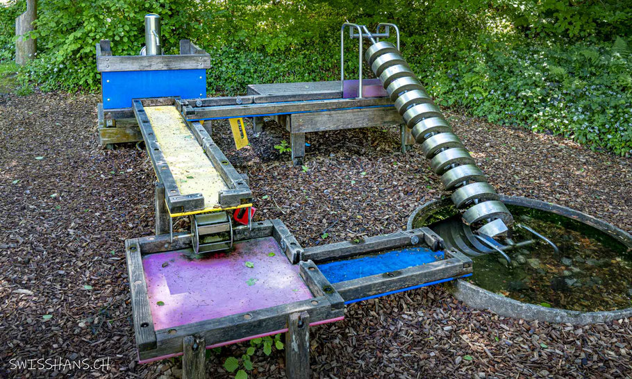 Wassergeräte zum Spielen und Lernen auf dem Sinnespfad Werdenberg.