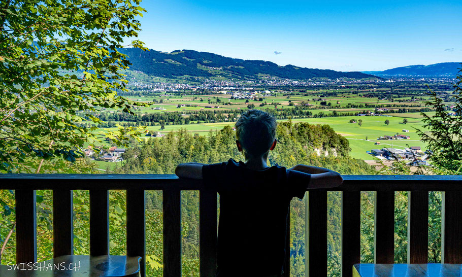 Knabe mit Aussicht auf das Unterrheintal auf der Plattform der Kristallhöhle Kobelwald
