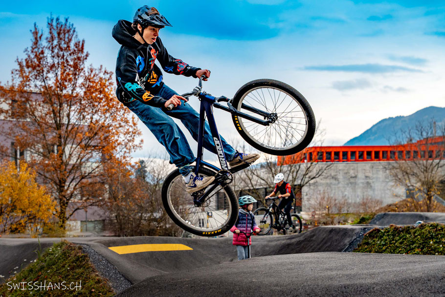 Pumptrack Altstätten. Nahaufnahme eines coolen Springers