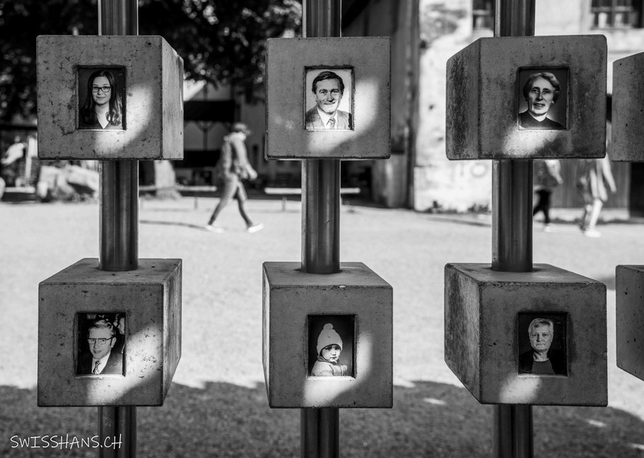 Eine Kunstinstallation in Feldkirch zeigt Passbilder von Mitmenschen