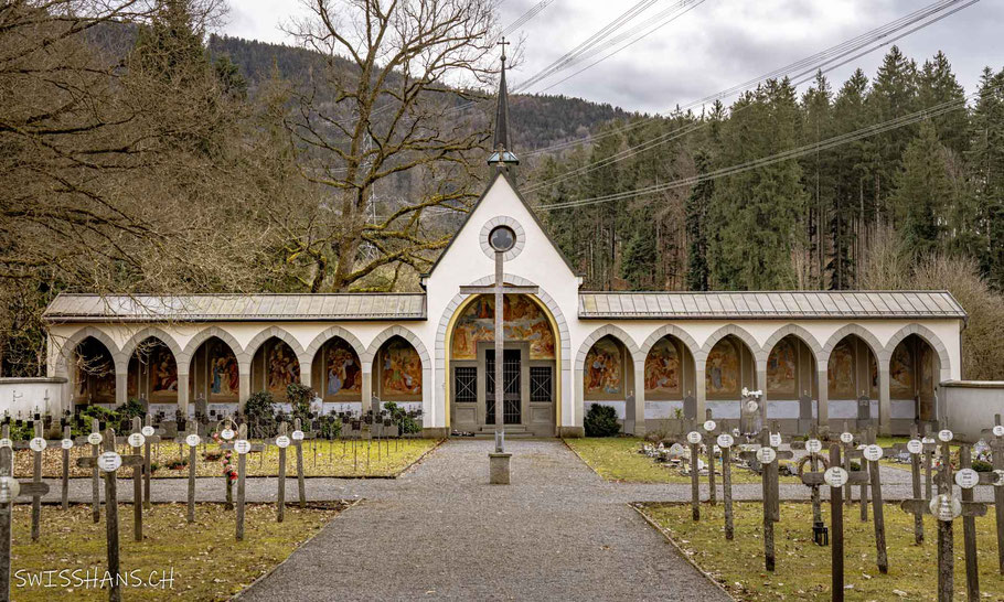 friedhof-valduna-kapelle-arkaden