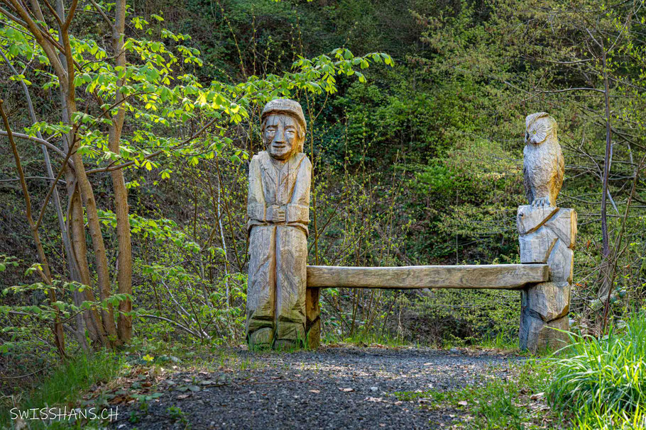 Künstlerische Sitzbank im Taatobel
