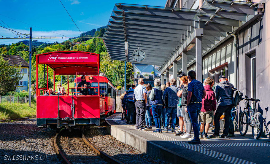 Bahnhof Altstätten Stadt mit Gaiserbahn und offenem Wagen. Viele Fahrgäste auf dem Perron.