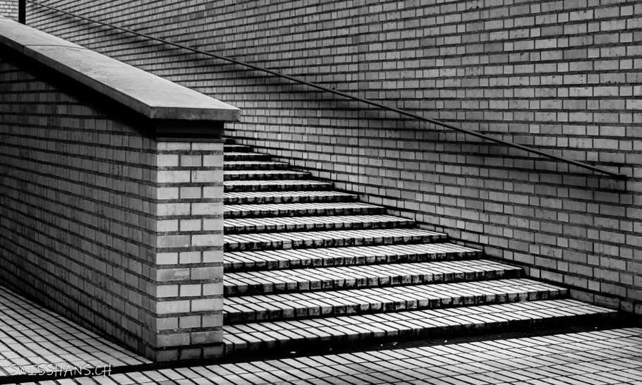 Backsteintreppe in Vaduz beim Landtag des Fürstentums Lichtensteins