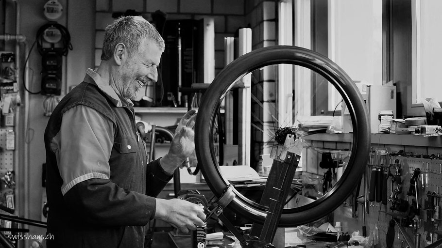 Velomechaniker in der Werkstatt repariert ein Rad eines Volos
