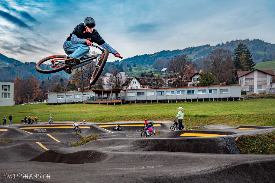 Pumptrack Altstätten. Biker springt mit seinem Bike über eine Welle