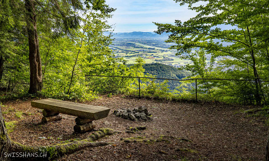 Aussichtspunkt Salchet mit Sitzbank, Feuerstelle, Zaun mit Aussicht auf das Rheintal.