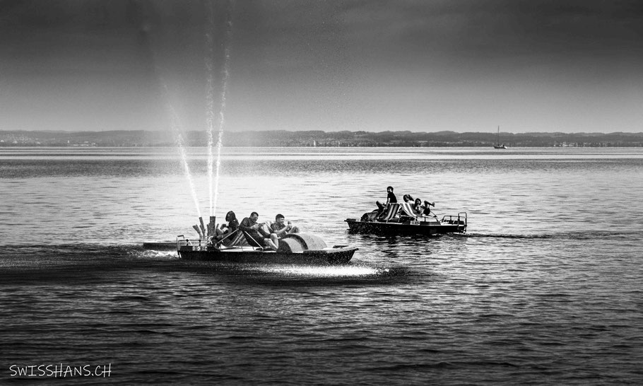 Das Wasserspiel von Rorschach im Bodensee macht die Passagiere im Tretboot nass.