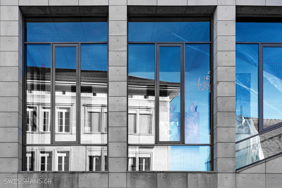 Das alte Gebäude der Kantonsschule Trogen spiegelt sich in der Glasfassade des neuen Gebäudes