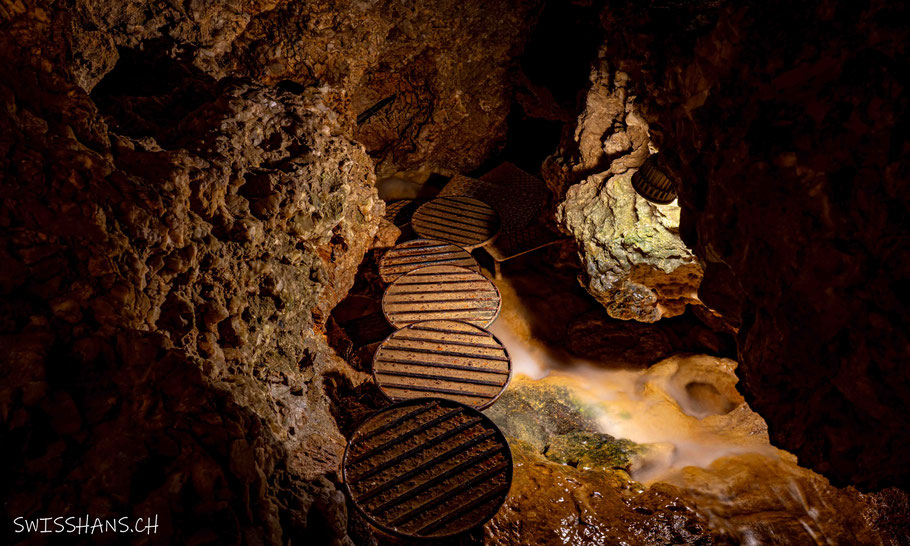 Stufen zwischen den Felsen und dem Höhlenbach in der Kristallhöhle Kobelwald, Oberriet