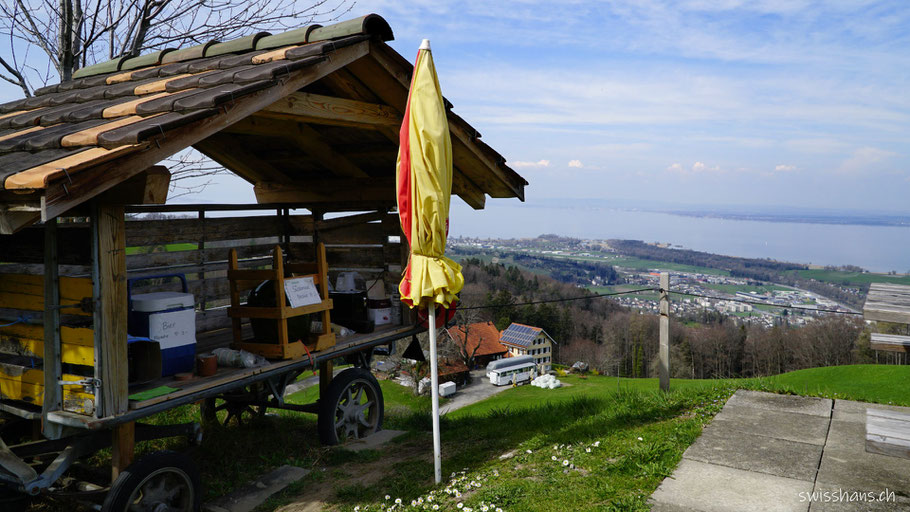 Selbstbedienungsstand mit Blick auf den Bodensee auf dem Witzweg.