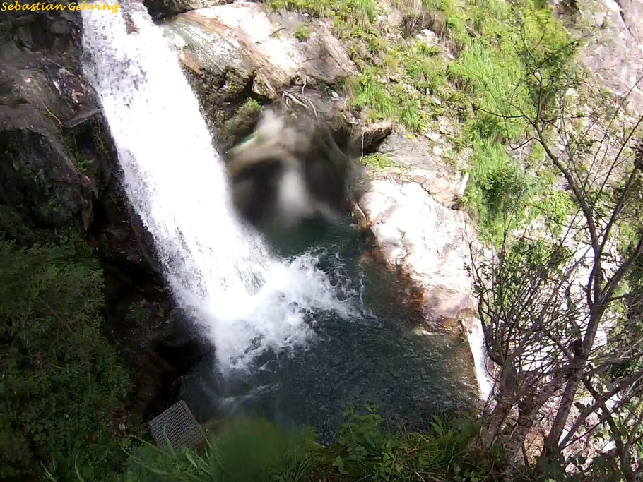 Canyoning im Tauferer Ahrntal bei Lappach (Sprung ca. 8 Meter hoch) 