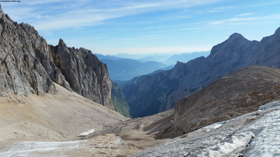 Auf dem Höllentalferner der Blick zurück in das Höllental 