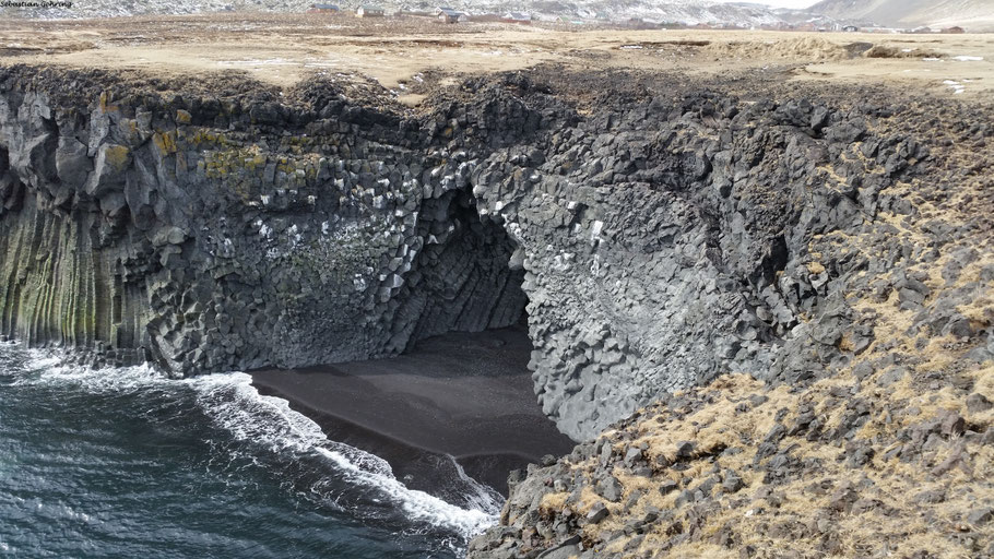 Gatklettur bei der Bárðar Saga Snæfellsáss Statue