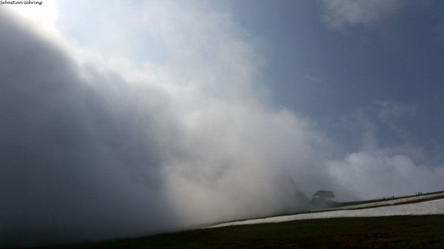 Bergstation im Nebel
