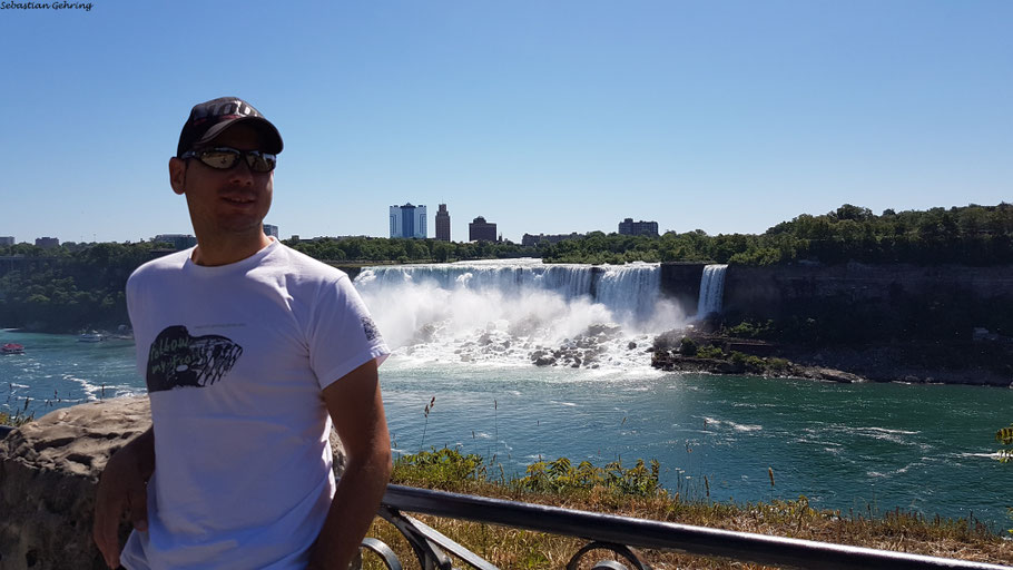 Niagara Falls in Kanada mit Blick auf USA (Ontario)