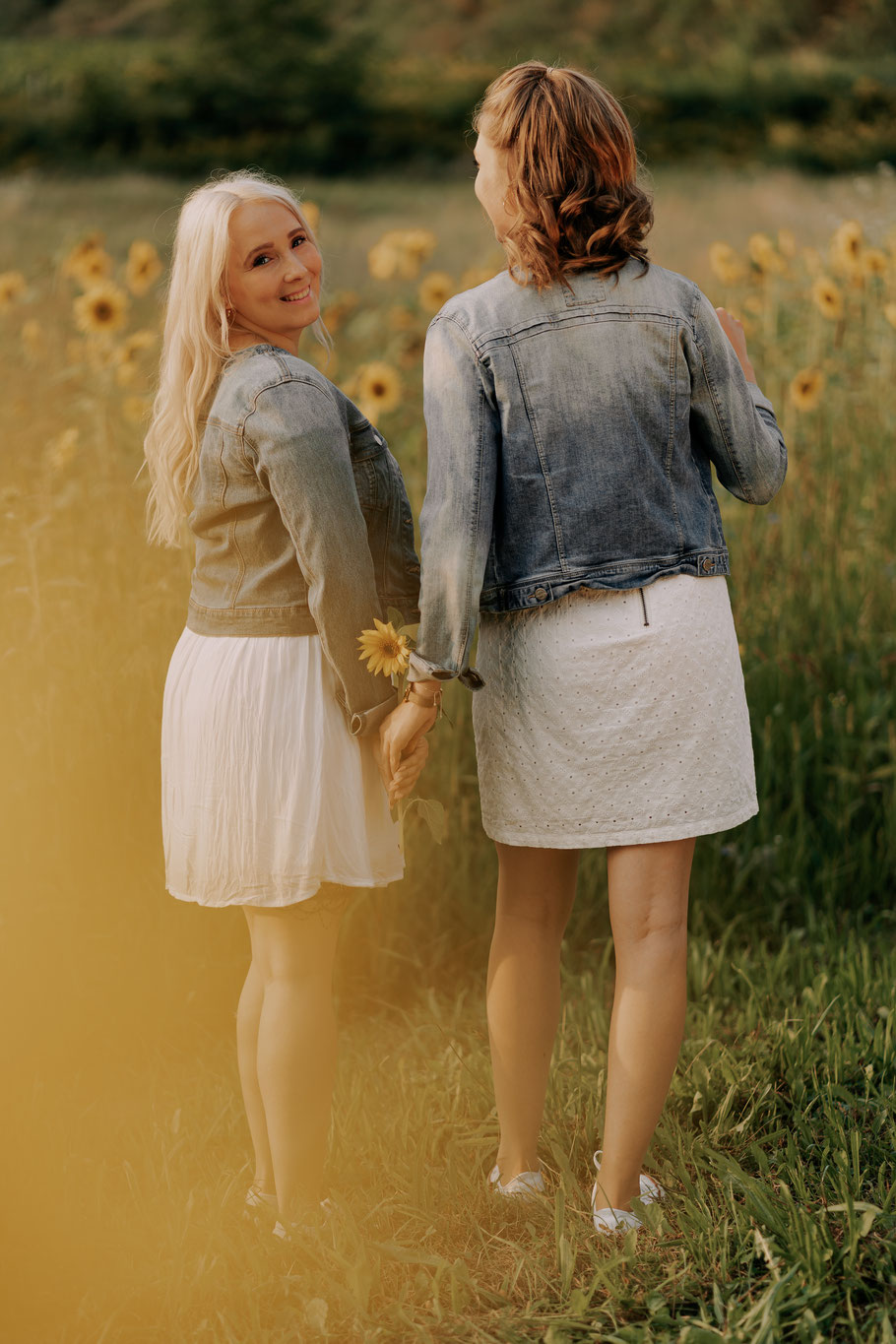 Sandra & Lisa - Ein warmer Sommerabend auf dem Sonnenblumenfeld.