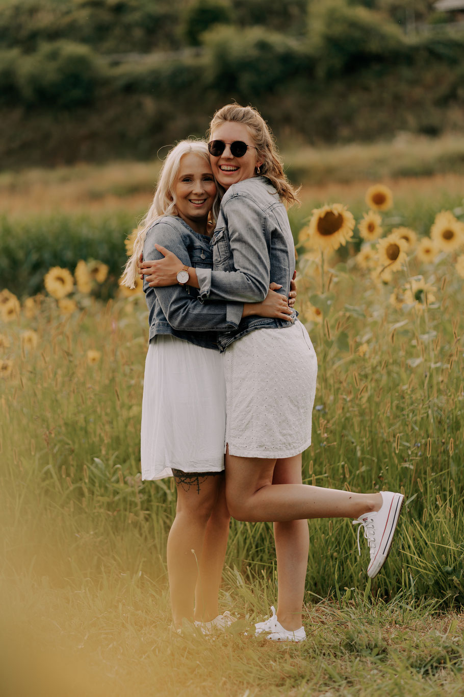 Sandra & Lisa - Ein warmer Sommerabend auf dem Sonnenblumenfeld.