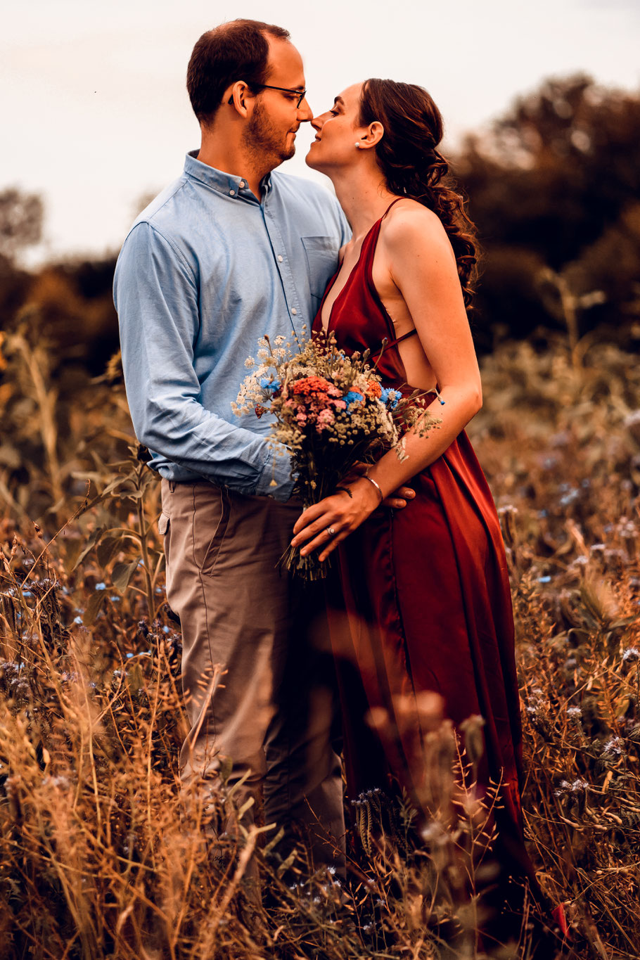 Isabelle & Benjamin - auf dem wunderschönen Feld waren zahlreiche Blumen zu finden, welche unserem tollen Strauß ähnelten.
